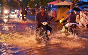 Mưa lớn kéo dài, nhiều tuyến phố trung tâm TP.HCM biến thành sông- Ảnh 6.