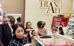 Dân công sở ùn ùn đổ về trung tâm thương mại săn sale ngày Black Friday- Ảnh 21.