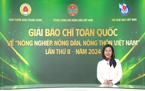 Trưởng ban Tổ chức Giải báo chí toàn quốc về tam nông trực tiếp trao tặng giải thưởng cho Bộ trưởng Lê Minh Hoan - Ảnh 3.