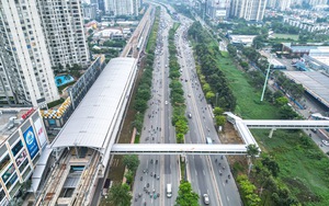 Người dân TP.HCM "hóng" tàu Metro 1 lăn bánh  - Ảnh 6.