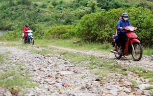 Ô tô tông gãy mốc, biển báo rồi lao xuống sông, ít nhất 2 người tử vong trong xe- Ảnh 3.