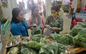 Nhu cầu mua rau sạch Tết tăng cao, những phiên chợ nông sản đón khách liên tục