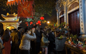 Phủ Tây Hồ chật cứng người dân Hà Nội đi lễ chùa đầu năm mới