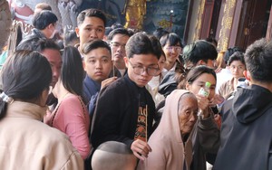 Người dân nườm nượp đổ về chùa Linh Ứng cầu an ngày đầu năm