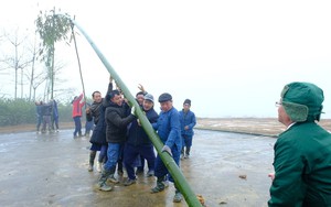 Người Mông ở Lào Cai dựng cây nêu, gọi mọi người chuẩn bị vào hội Gầu Tào