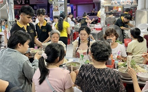 Hàng quán TP.HCM mở cửa xuyên Tết, chủ hốt bộn tiền vì khách đã ngán thịt kho hột vịt, canh khổ qua 