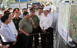 Thủ tướng Phạm Minh Chính kiểm tra tiến độ dự án Vành đai 3 TP.HCM, lì xì công nhân trên công trường