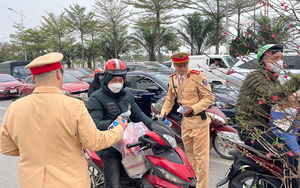 Cảnh sát Hà Nội khuyên người dân nên tránh đi vào giờ cao điểm khi trở lại Thủ đô