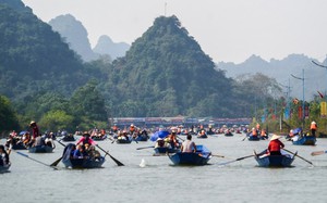 Hình ảnh báo chí 24h: Chùa Hương ra sao người trước ngày khai hội?