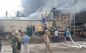 Mùng 4 Tết, cháy lớn tại chợ Hàng Trạm (Hoà Bình)