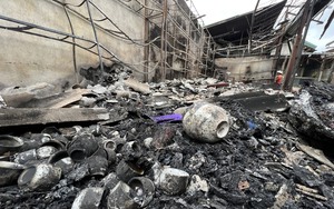 Khung cảnh tan hoang sau vụ cháy chợ Hàng Trạm, Hòa Bình