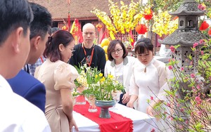 Lễ dâng Hoa Thuỷ Tiên lên các bậc danh nhân, đại khoa thờ tại Văn miếu Mao Điền – Hải Dương