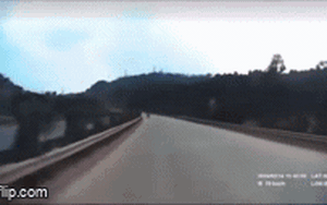 Clip NÓNG 24h: Kinh hoàng khoảnh khắc xe máy đi ngược chiều lao vào xe tải trên cao tốc Nội Bài - Lào Cai