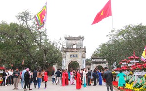 Hàng vạn người thập phương nườm nượp đổ về Đền Trần ở Nam Định dù chưa đến ngày chính lễ