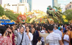 TP.HCM: Người dân, du khách được chụp ảnh với cặp linh vật rồng khổng lồ đến hết tháng Giêng