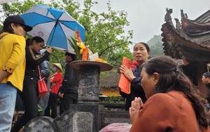 Vạ vật đi lễ trong ngày khai hội Chùa Hương