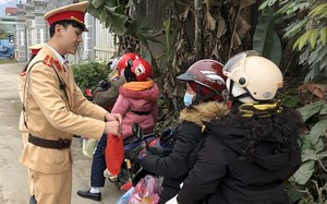 CSGT Cao Bằng tặng quà người dân đi làm việc xa sau Tết
