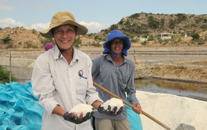 Diêm dân Ninh Thuận đầu năm ra đồng thu hoạch muối, ai cũng vui vì sản lượng tăng 