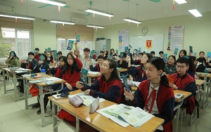 Học sinh Hà Nội đi học lại sau Tết: Trường lì xì, chơi minigame, trường yêu cầu 