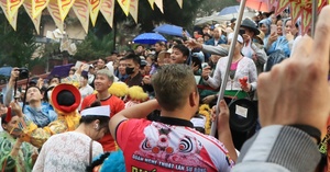 Sáng ngày 15/2 (mùng 6 Tết), hàng nghìn người đã đội mưa, đổ về dự lễ khai hội chùa Hương (Hà Nội). Trong một tiết mục văn nghệ, nghệ sĩ ngẫu hứng tung tiền, nhiều khách hành hương tham gia 