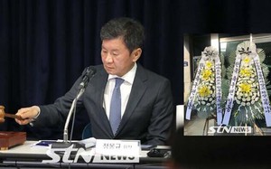 Chủ tịch LĐBĐ Hàn Quốc nhận... vòng hoa tang