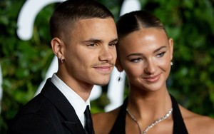 Con trai Beckham chia tay bạn gái lâu năm?