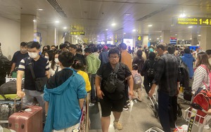Người dân nườm nượp đổ về TP.HCM, sân bay Tân Sơn Nhất lập đỉnh đón hơn 154.000 khách