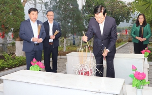 Nguyên Chủ tịch nước Trương Tấn Sang dâng hoa, thắp hương tưởng niệm các anh hùng liệt sỹ tại Hà Giang