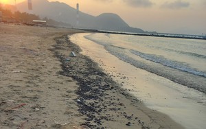 Hơn 1 tấn dầu vón cục trôi dạt vào bờ biển Hà Tĩnh