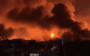 Clip NÓNG 24h: Công ty bao bì ở Hải Dương bốc cháy ngùn ngụt trong đêm