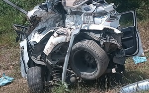 Tai nạn liên hoàn trên cao tốc Cam Lộ - La Sơn khiến xe ô tô con bẹp dúm, 3 người thương vong