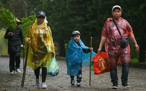 Người dân đội mưa, chống gậy lên chùa Đồng trong ngày khai hội Yên Tử 2024