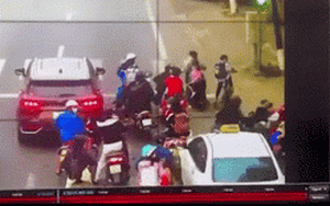 Clip NÓNG 24h: Kinh hoàng xe taxi đâm hàng loạt phương tiện đang dừng đèn đỏ tại Huế