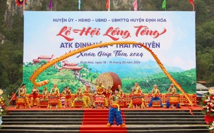 Người dân hào hứng xem chị em thi cấy lúa trong Lễ hội Lồng Tồng ATK Định Hoá