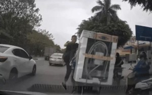 Cảnh sát xác minh vụ tài xế ô tô đấm túi bụi người chở hàng ở Hà Nội