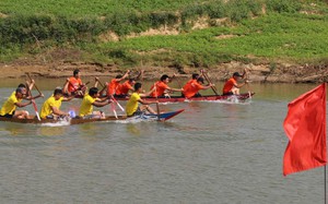 Tranh đua quyết liệt tại lễ hội đua thuyền nơi làng cổ 500 tuổi ở Đà Nẵng