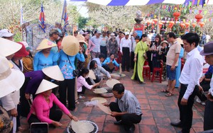  Người dân, du khách nô nức nướng bánh tráng, hô bài chòi... tại làng cổ ở Đà Nẵng