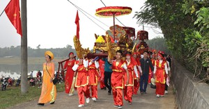Ngày 19/2, tại xã Gia Hưng (huyện Gia Viễn, tỉnh Ninh Bình) đã diễn ra lễ hội truyền thống động Hoa Lư, đây cũng là dịp để người dân địa phương và du khách thể hiện lòng thành kính đối với vua Đinh Tiên Hoàng.