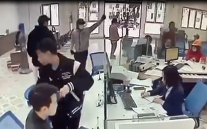 Camera ghi rõ cảnh kẻ cầm dao, đe doạ có chất nổ để cướp ngân hàng ở Cửa Lò