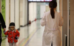 Vì sao hàng nghìn bác sĩ tại Hàn Quốc bất ngờ nghỉ việc?