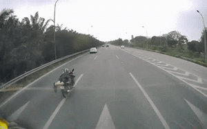Clip NÓNG 24h: Người đàn ông nằm ra yên xe máy lao vun vút trên Đại lộ Thăng Long