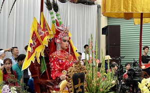 Độc đáo hình ảnh tướng bà trong môn cờ người tại lễ hội làng Giang Xá (Hoài Đức, Hà Nội)