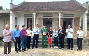 Hội Nông dân Ninh Bình thăm, tặng quà cho tân binh trước khi lên đường nhập ngũ