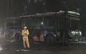 Xe buýt cháy trơ khung lúc rạng sáng ở Hà Nội