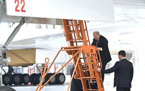 Tổng thống Putin dành 10 phút vào buồng lái máy bay ném bom chiến lược Tu-160M 