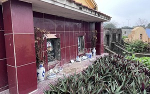 Hiện trường hàng loạt ngôi mộ bị đập phá ở Tây Mỗ (Hà Nội)