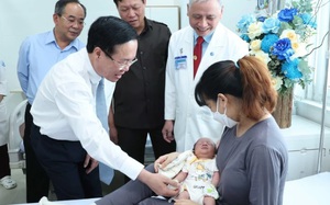 Chủ tịch nước Võ Văn Thưởng thăm ca thông tim bào thai đầu tiên tại Bệnh viện Nhi đồng 1
