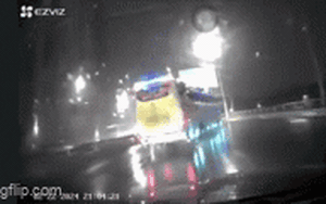 Clip NÓNG 24h: Khoảnh khắc chiếc xe khách mất lái rồi chắn ngang đường Vành đai 3 trên cao ở Hà Nội