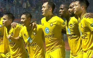 VAR kiểm tra 9 phút, cầu thủ Đông Á Thanh Hoá ghi dấu ấn đặc biệt tại V.League