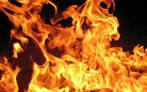 TIN NÓNG 24 GIỜ QUA: Đổ xăng đốt 